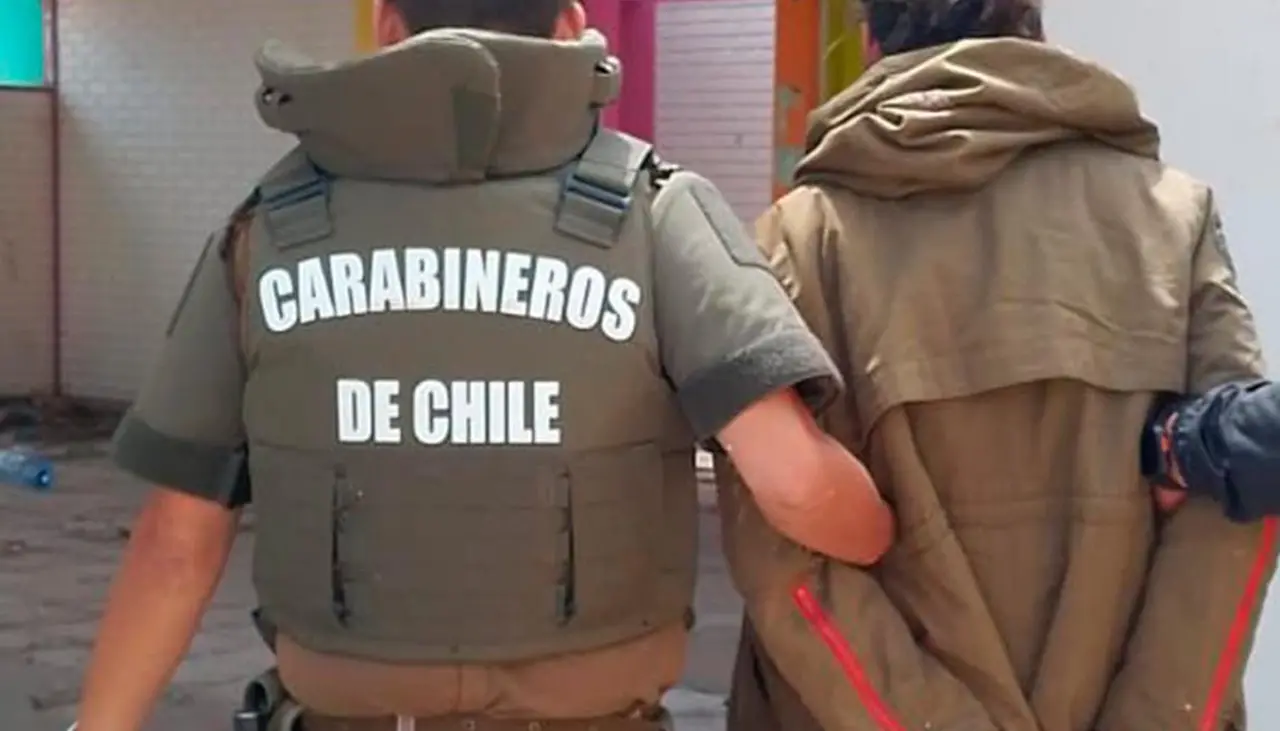 Carabineros de Chile detiene a un boliviano y recuperan dos vehículos tras enfrentamiento con disparos cerca de la frontera 