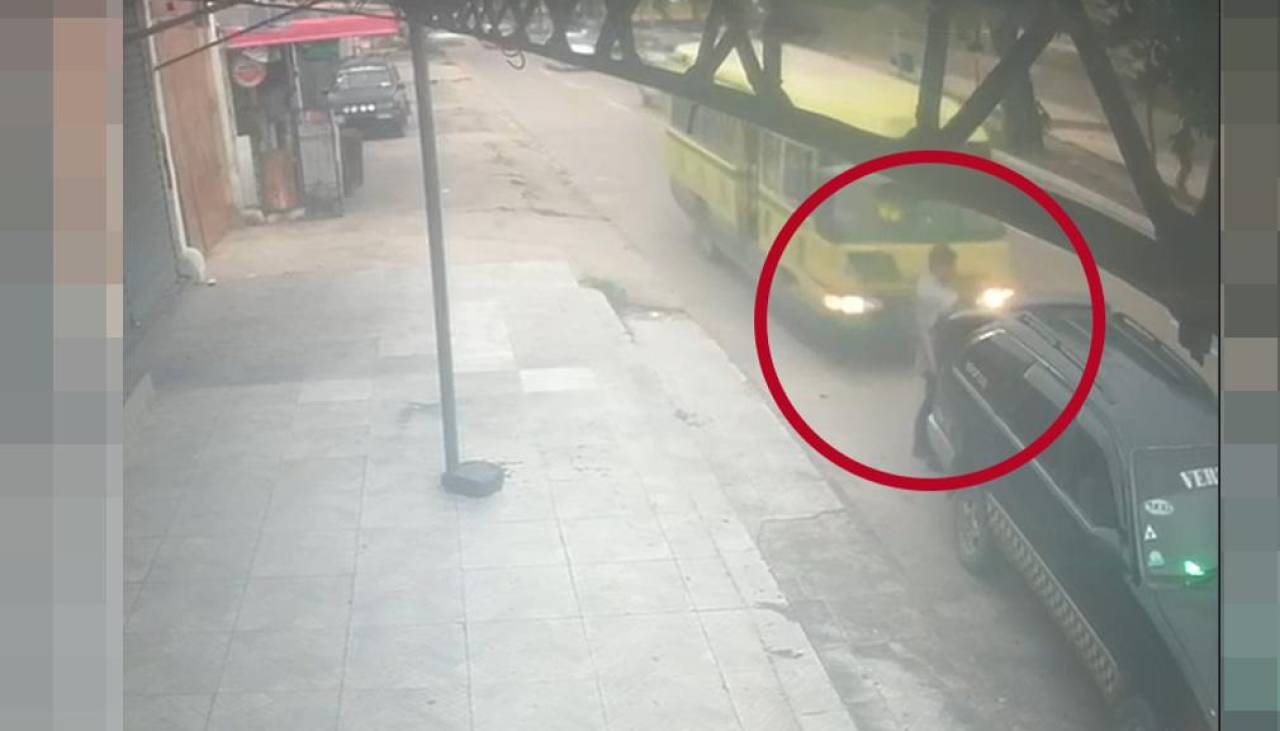 Video: Taxista fallece luego de ser impactado por un micro cuando cerraba el maletero de su vehículo