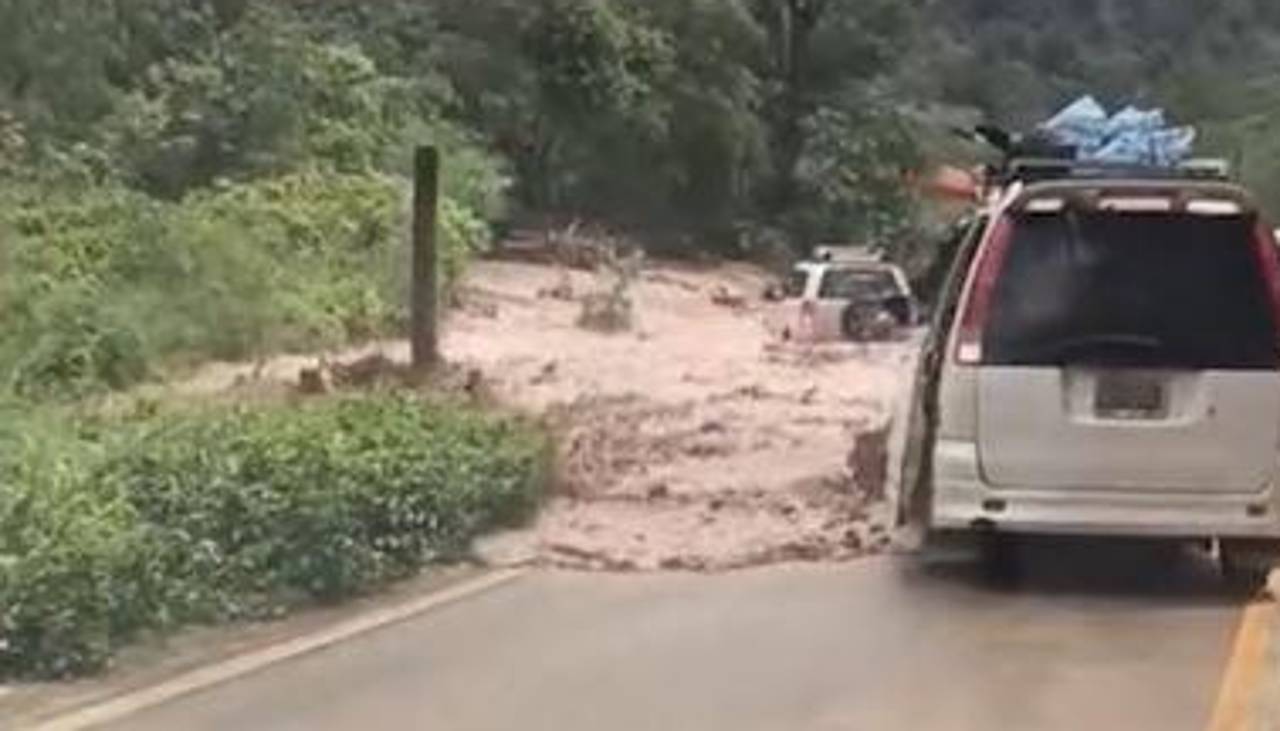 Video: Mazamorra llega a la carretera a los Valles y casi arrantra a vehículos