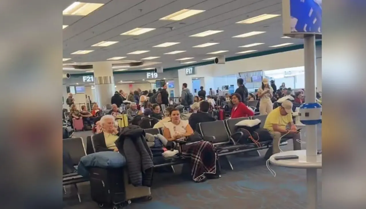 Denuncian que unos 300 pasajeros de BoA están varados más de 15 horas en Miami