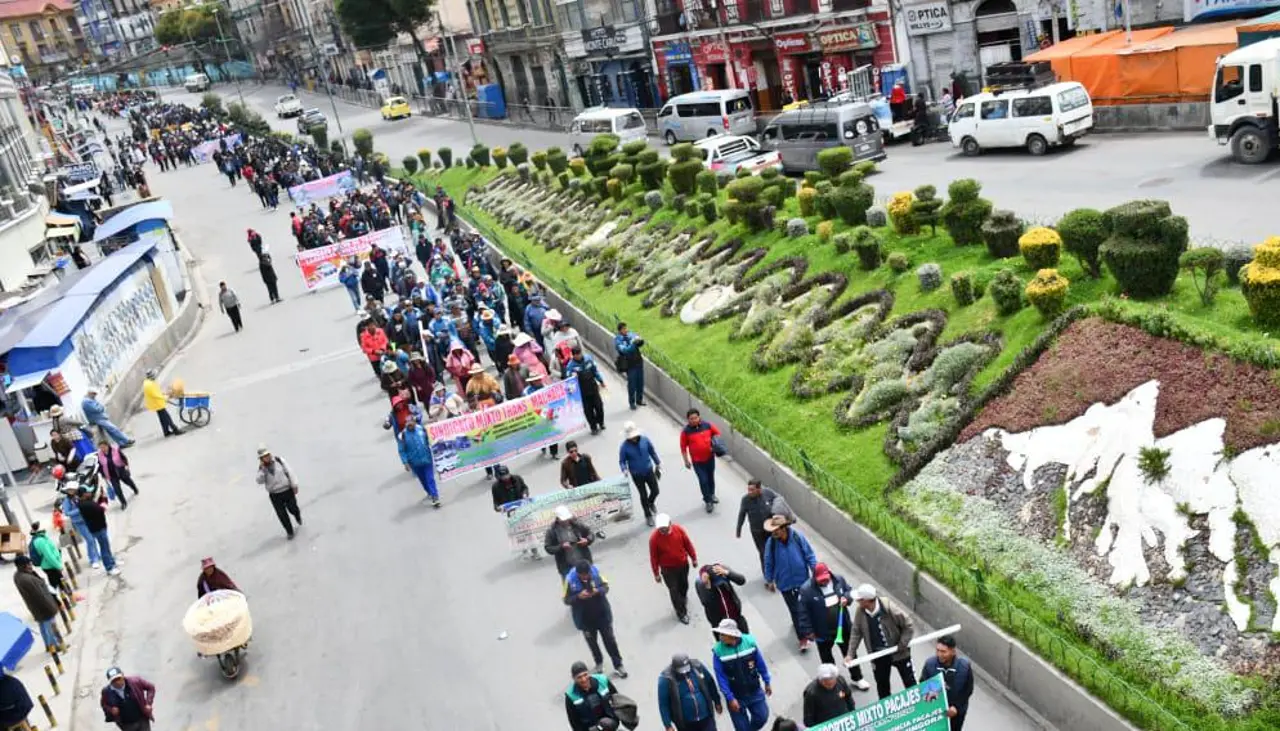 Al menos 26 puntos de bloqueo de transportistas, una marcha de Ponchos Rojos y protestas de sectores colapsan a La Paz y El Alto 