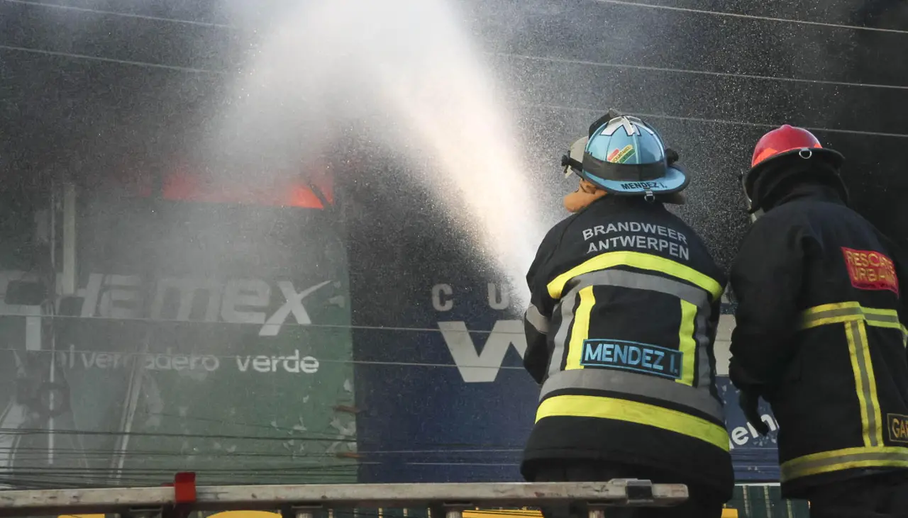 “Vamos a dormir, cenar y desayunar aquí”: pese al cansancio bomberos continúan combatiendo el incendio en Barrio Lindo