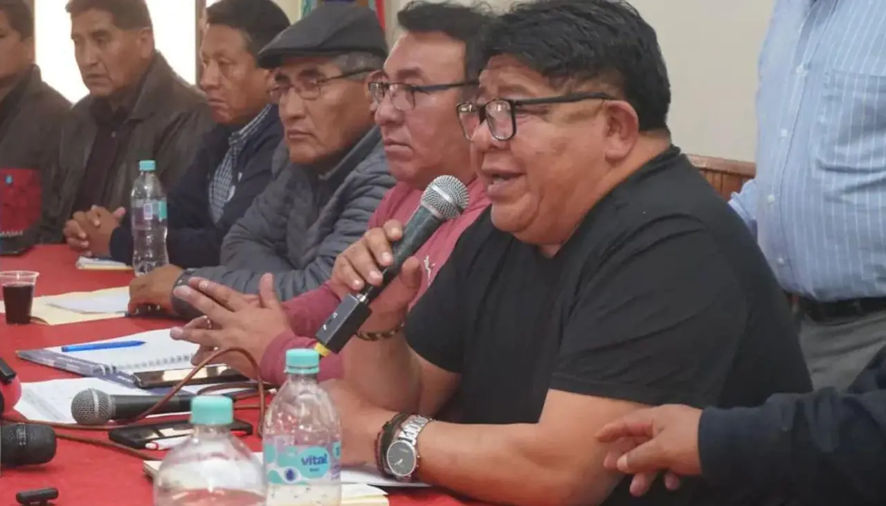 Choferes de La Paz definirán el lunes si acuden al diálogo con el Gobierno y advierten que sus demandas no fueron atendidas 