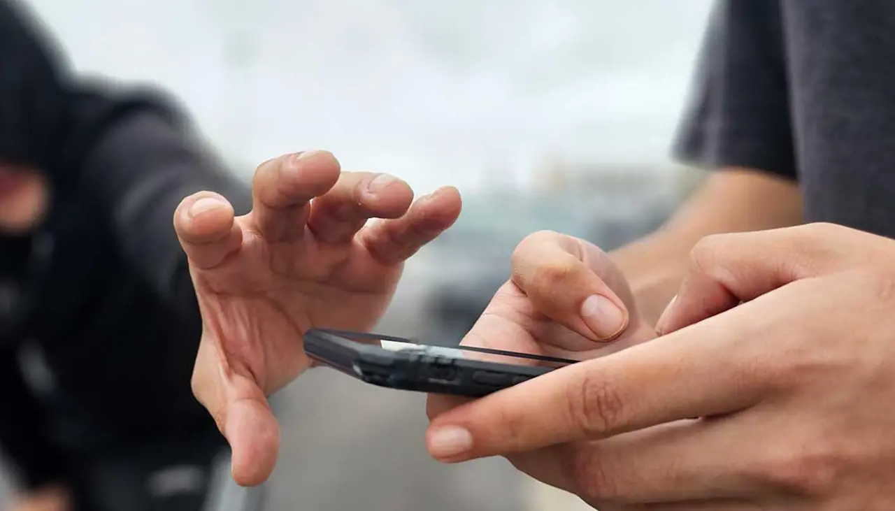 Aprehenden a tres extranjeros en pleno robo de celulares en el centro de La Paz 