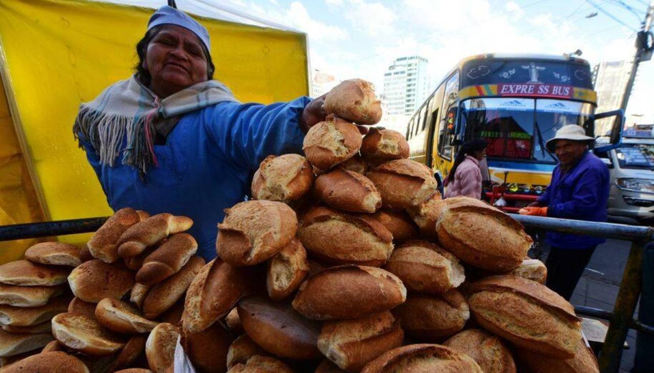 Gobierno convoca a los panificadores para este miércoles ante la advertencia de incrementar el precio del pan 