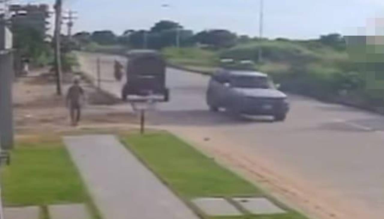 Cámara capta el momento que una chata se suelta de un auto y mata a una persona en Santa Cruz