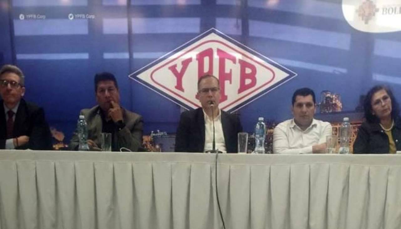 Gobierno y choferes de La Paz se reúnen para tratar resarcimiento a vehículos dañados por la gasolina