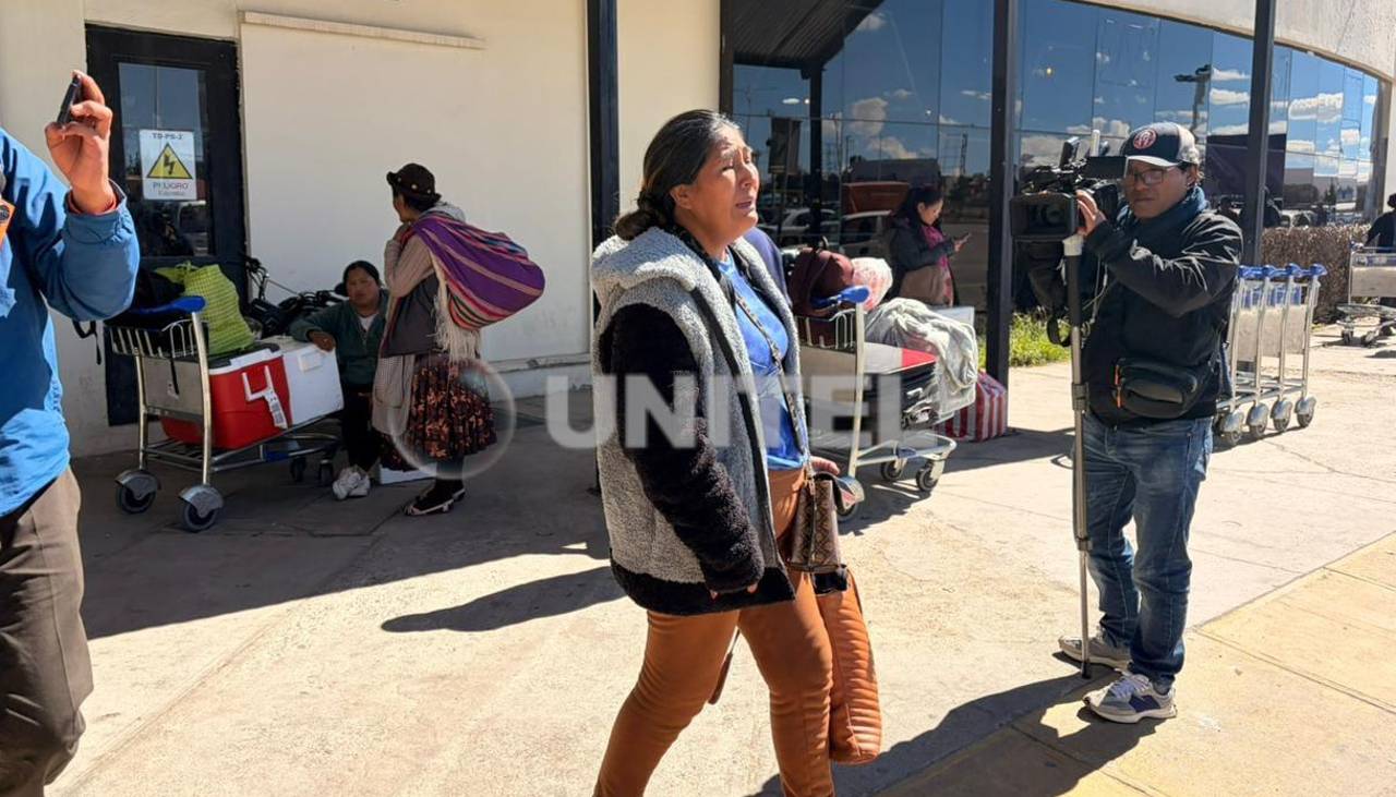 “Ha rogado para que lo dejen pasar”, lamenta la esposa del chofer fallecido en una carretera de La Paz