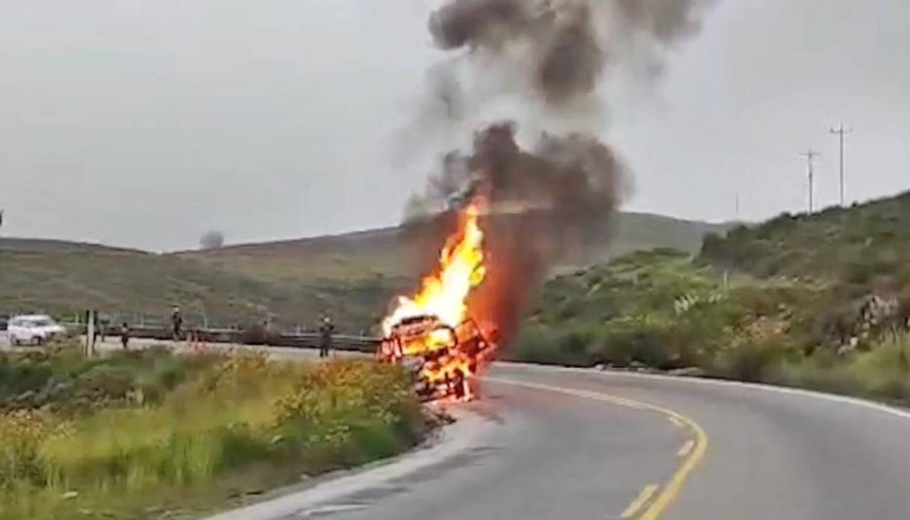 Vehículo ardió en plena carretera Cochabamba – Santa Cruz; una pareja logró salvarse