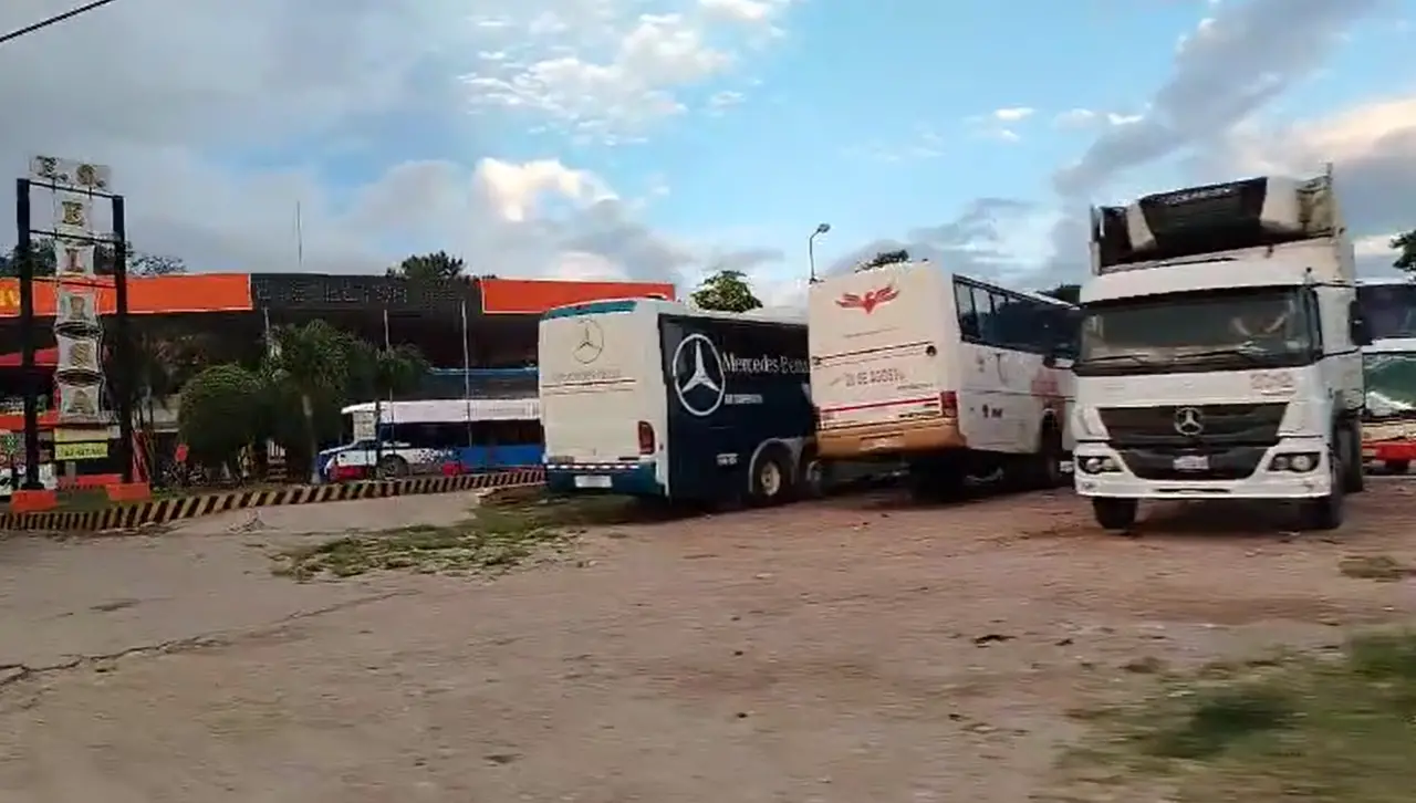Reportan filas por combustible en Santa Cruz y YPFB dice que los despachos están por encima del 100%