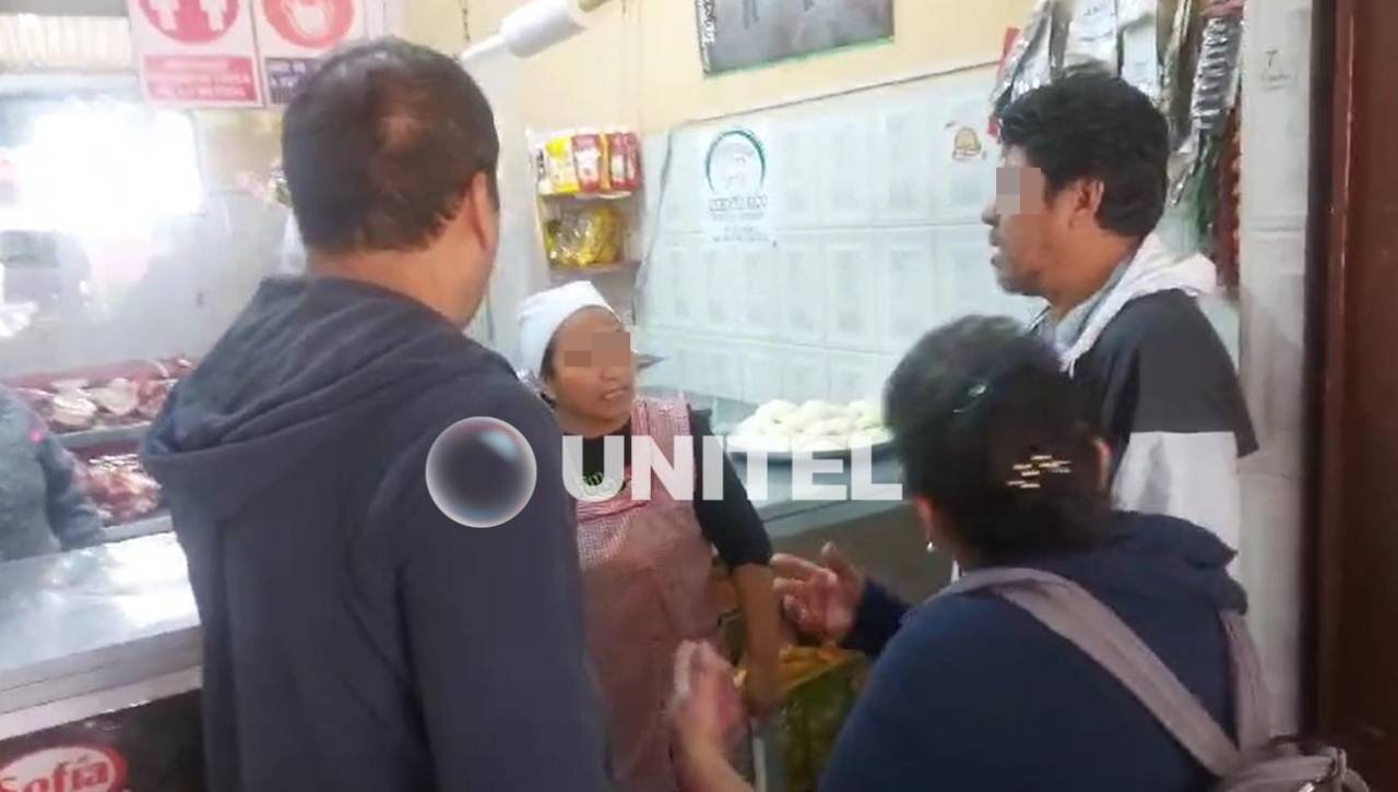 Entre gritos y empujones, comercializadores de carne obligan a cerrar puestos de venta en Cochabamba