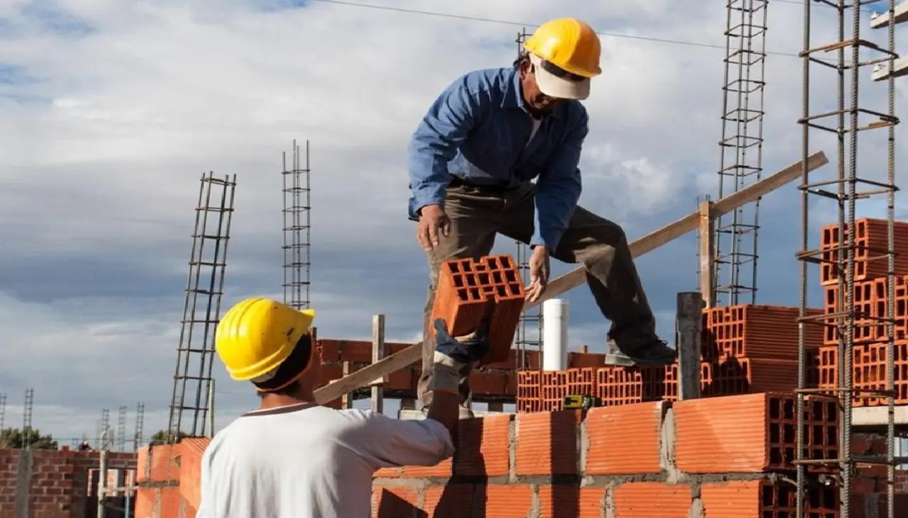 Constructores dicen que precio del cemento se dispara en 65% y advierten paralización masiva de obras