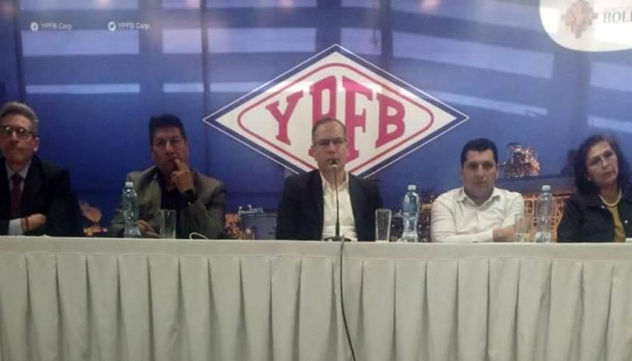 Gobierno y choferes de La Paz se reúnen para tratar resarcimiento a vehículos dañados por la gasolina