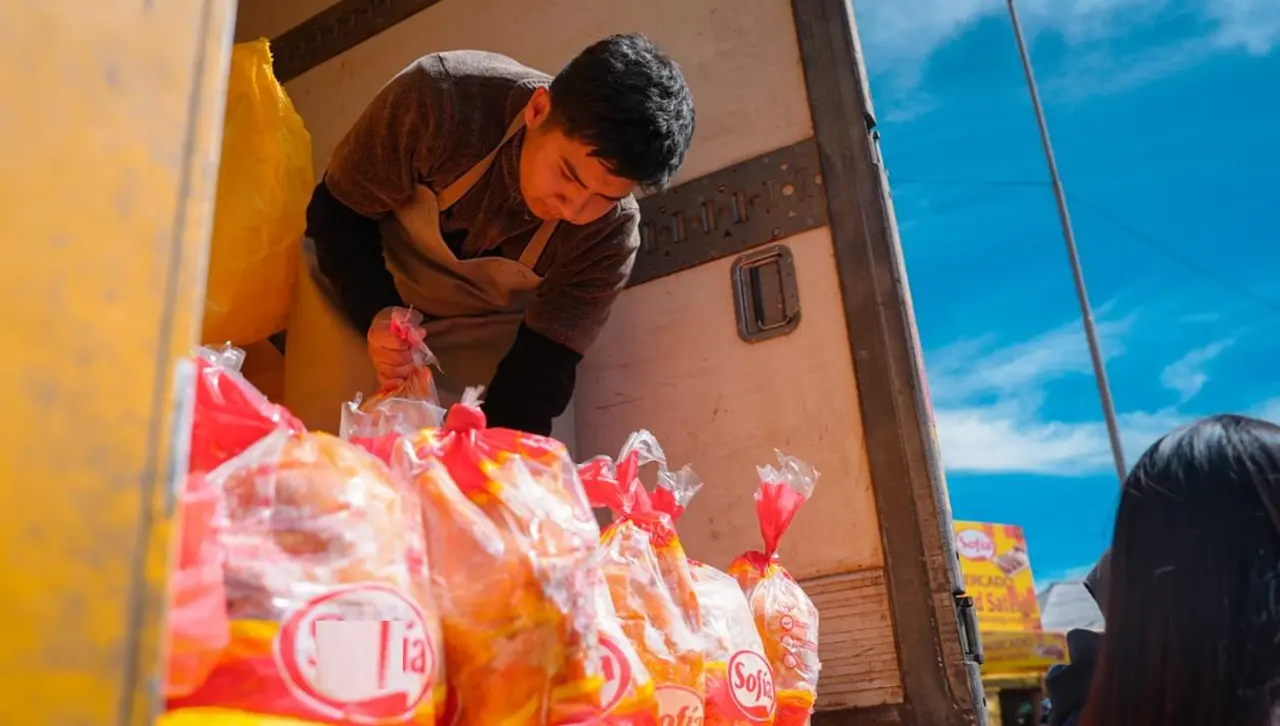 Pese al puente aéreo, Gobierno solo atiende cerca del 10% de la demanda diaria de pollo en La Paz