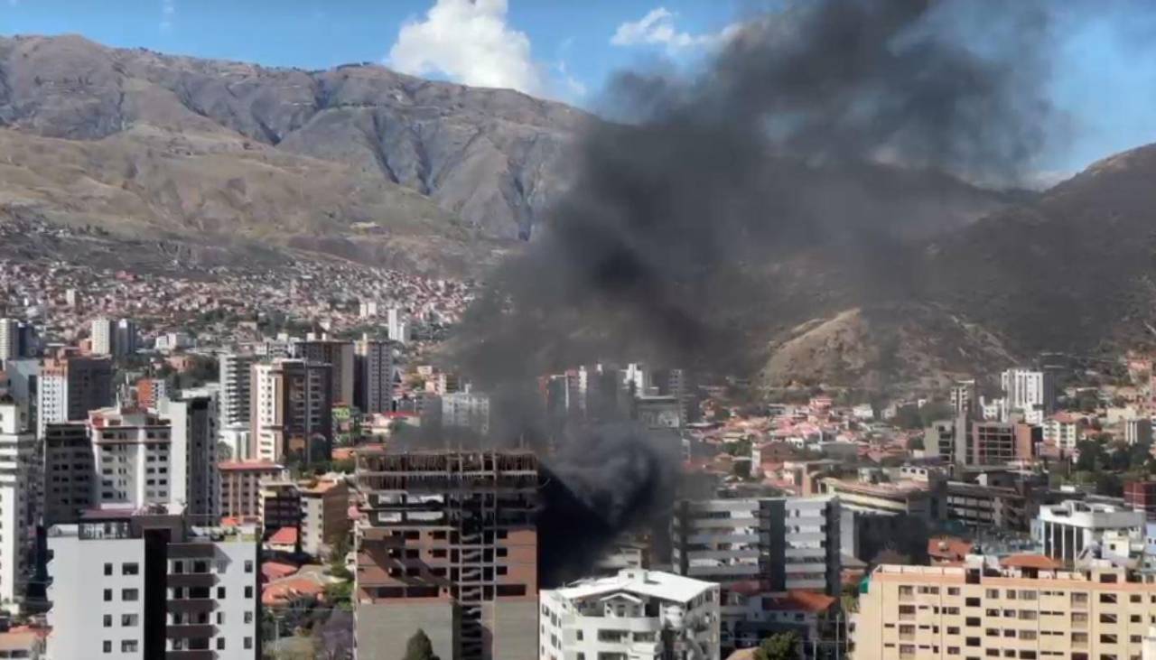 Bomberos controlan un incendio en un edificio en construcción en Cochabamba
