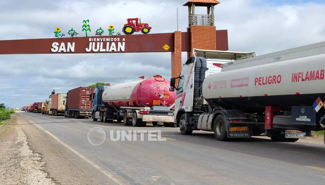 Santa Cruz: Bloqueo en San Julián impide el paso de cisternas con combustible para Beni y la Chiquitania