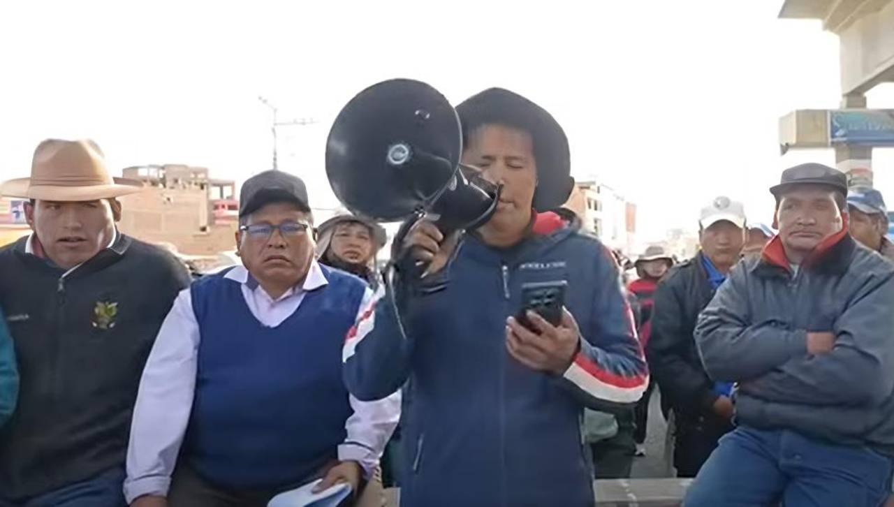 El Alto: Bloqueadores del Distrito 8 dan 48 horas al presidente Paz para que renuncie y anuncian bloqueo de las mil esquinas