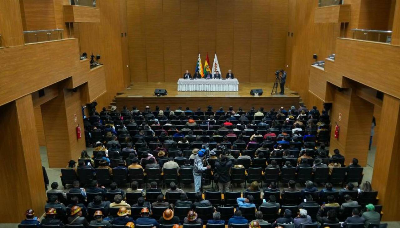 Gobierno y alcaldes de La Paz se reúnen para tratar proyectos en salud, educación, desarrollo productivo y carreteras