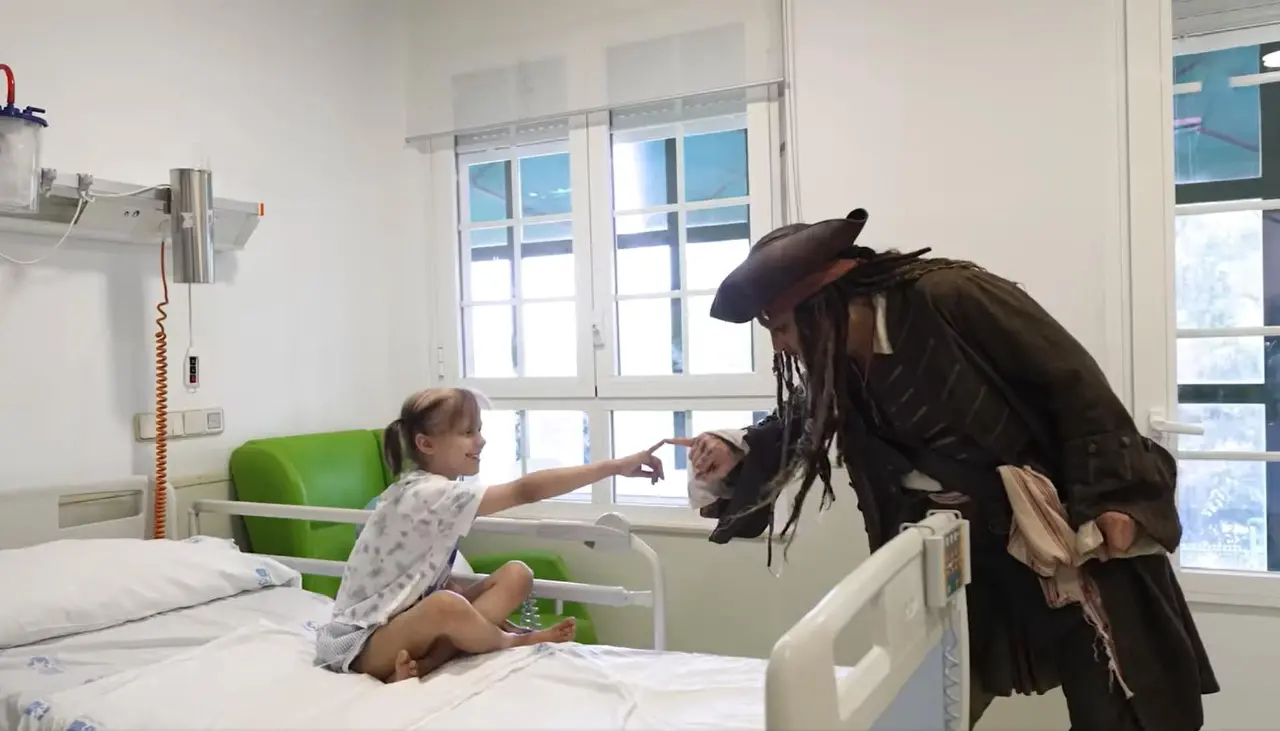 El capitán Jack Sparrow visita a los niños de un hospital infantil en España