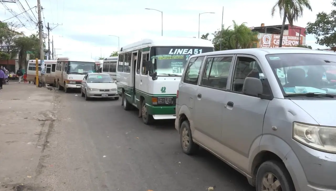 Santa Cruz: Servicio de transporte público se reduce un 30% ante la falta de combustible en surtidores