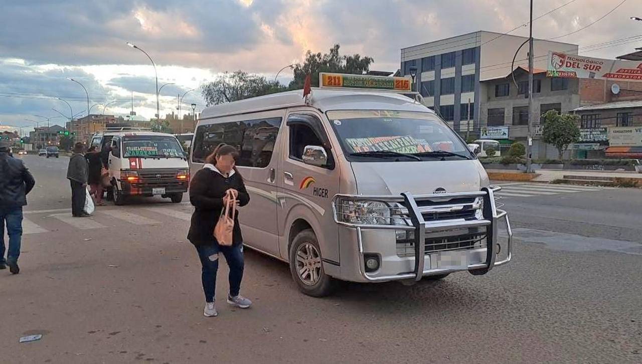 La FUL rechaza el alza del pasaje del transporte, afirman que les cobran Bs 4 o más cuando el costo debe ser Bs 1