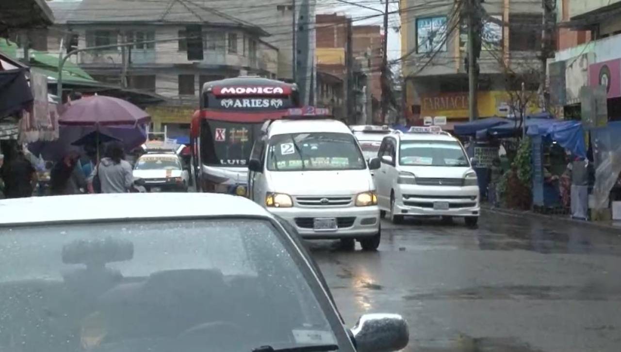 Pese a la ley que establece subida de pasajes, hay personas que siguen pagando Bs 2 en Cochabamba