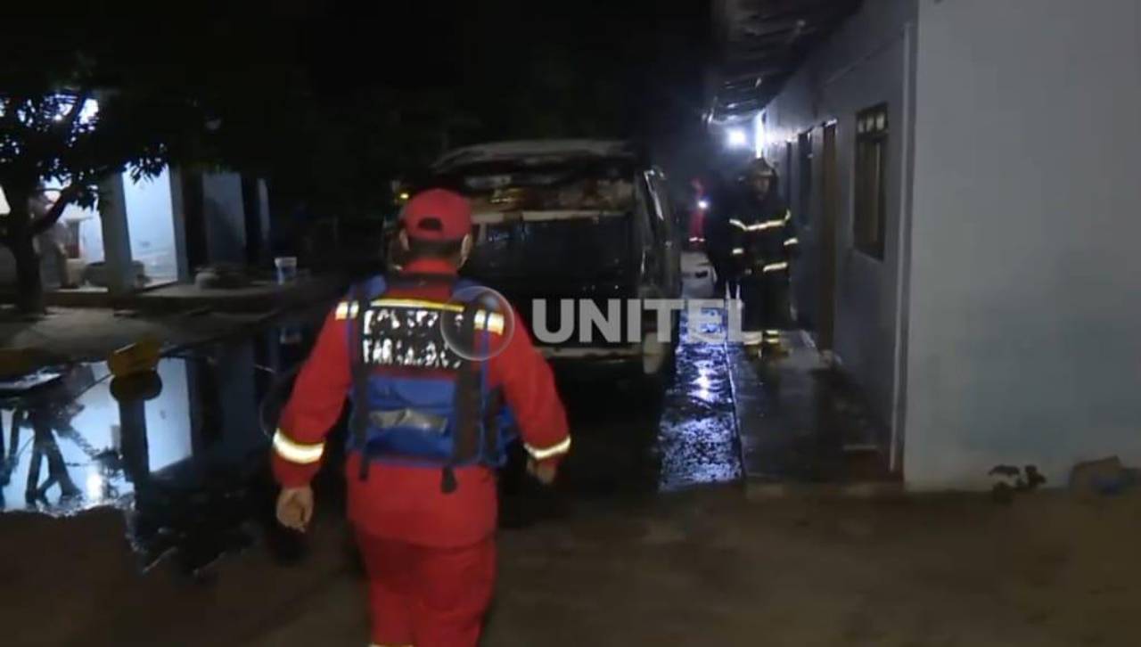 Un vehículo se incendia al interior de una vivienda y genera alarma entre vecinos