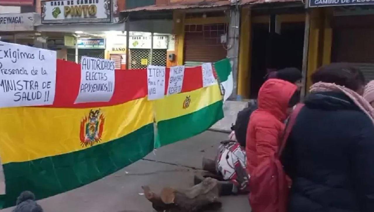 Bloqueo de trabajadores de salud cumple su quinto día en Yacuiba en demanda de ítems
