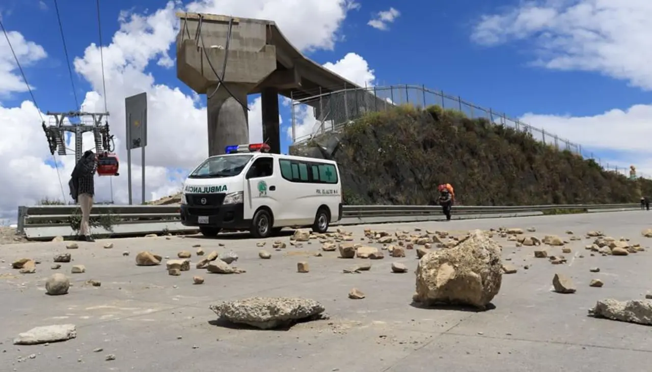 52 bloqueos paralizan diferentes regiones de Bolivia; casi la mitad está en La Paz, según la ABC