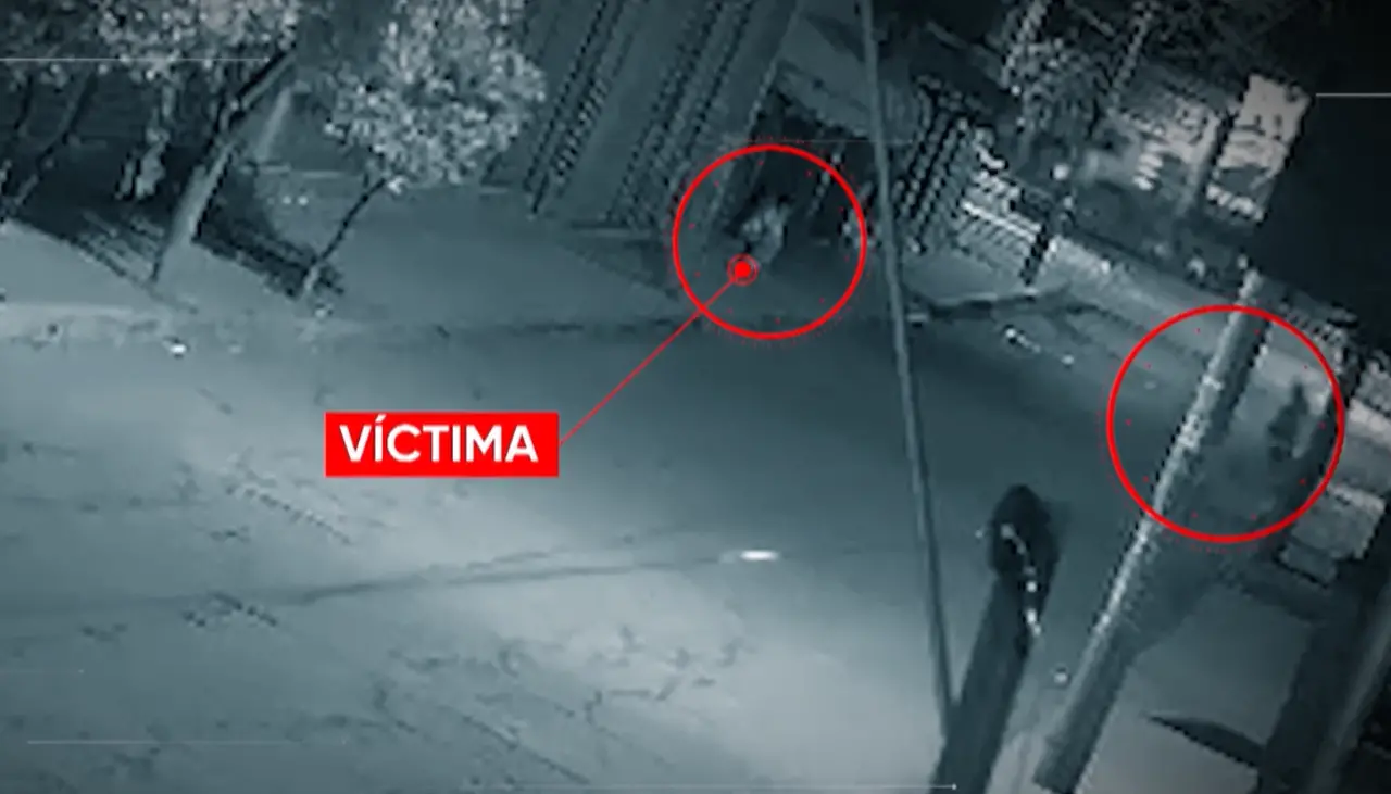 Cámara capta como una pareja es víctima de un violento atraco por parte de dos antisociales