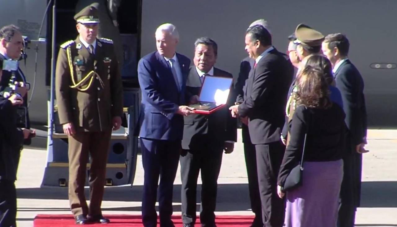 José Antonio Kast arriba al aeropuerto de El Alto y es recibido con honores militares