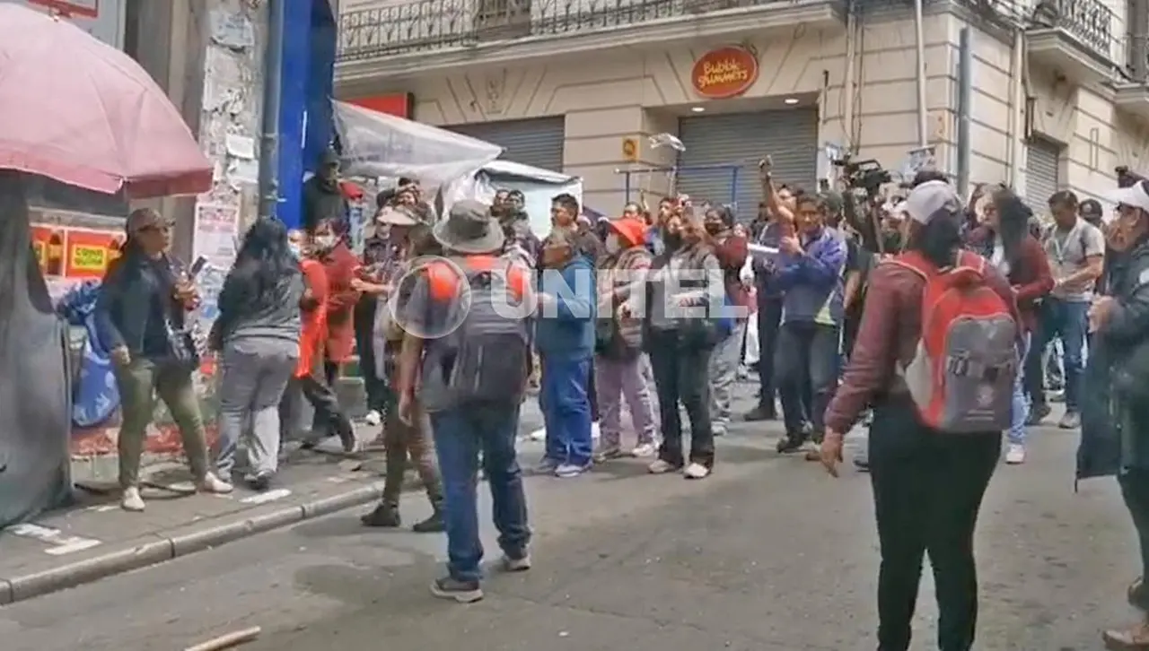 “Fuera, dejen trabajar al pueblo”, entre gritos y empujones, comerciantes desalojan a manifestantes en La Paz