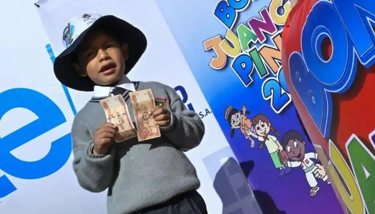 Atención familias: Este lunes arranca el pago del Bono Juancito Pinto de Bs 300 con cronograma