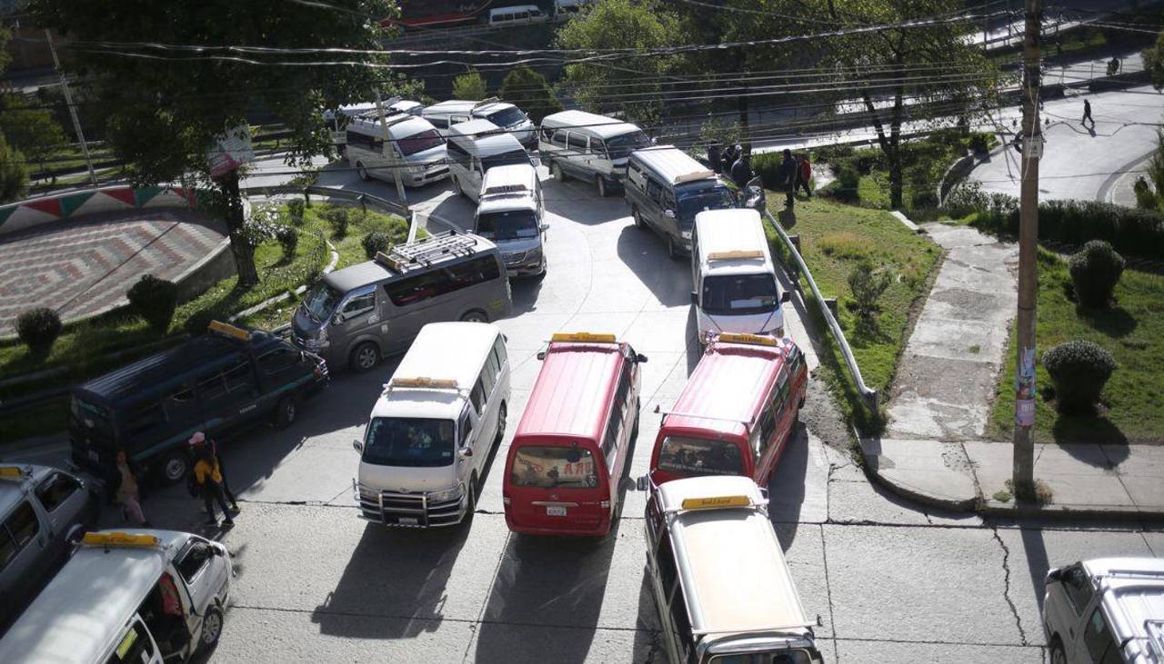 Choferes de La Paz acatarán paro de 24 horas este martes por la calidad de la gasolina y el resarcimiento