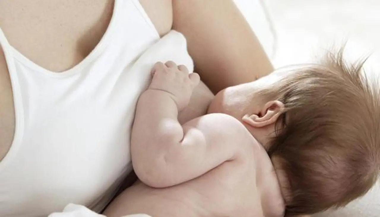 Una madre muere cuando amamantaba a su bebé y su cuerpo aplasta a su hijo