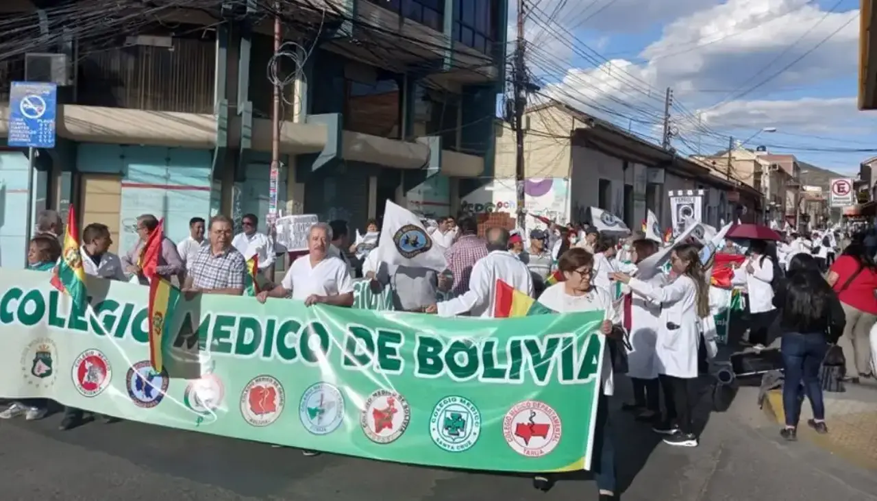 Colegio Médico de Bolivia se declara en emergencia por sueldos adeudados y advierte con asumir medidas de presión