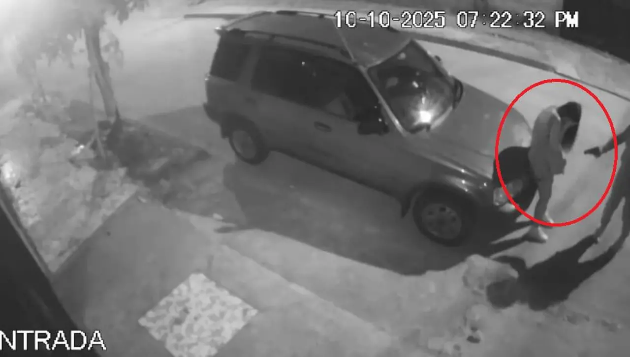 Video: Sujeto apunta con un arma a una mujer y ella en la desesperación lanza su celular a una casa