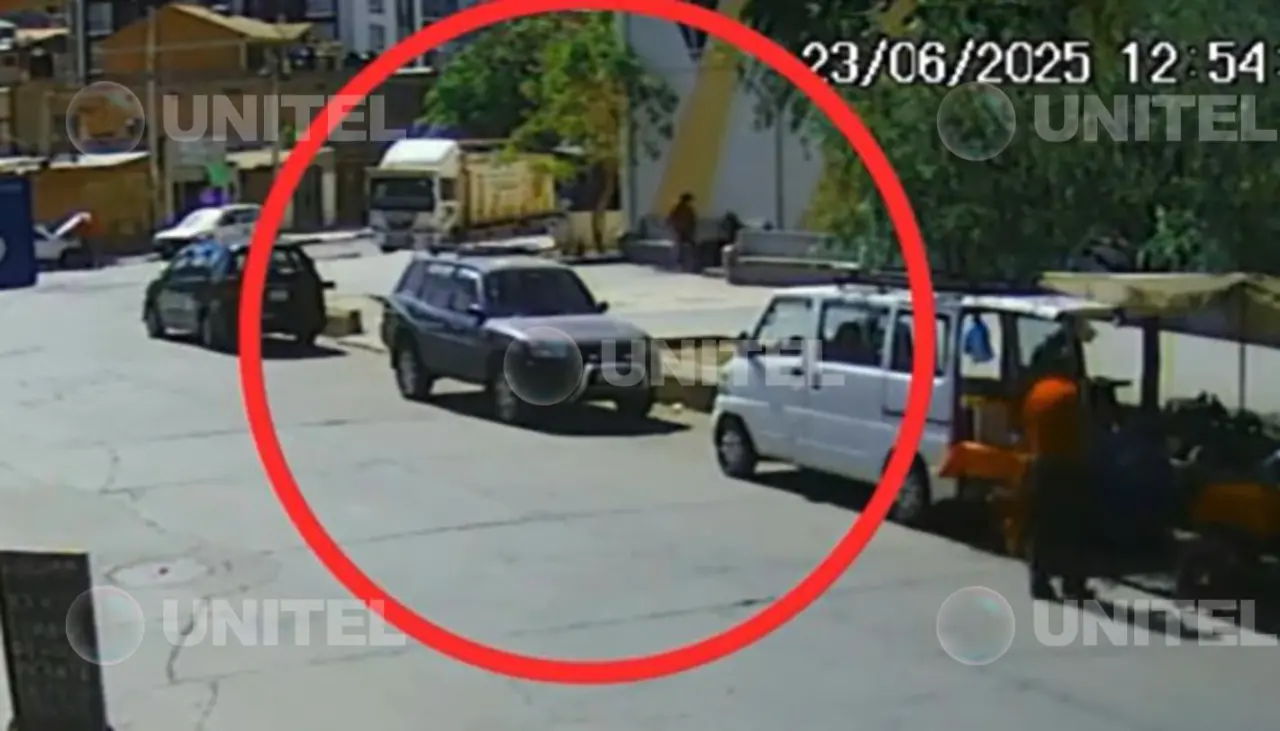 Imágenes sensibles: mujer apuñala a su pareja en plena calle en Cochabamba