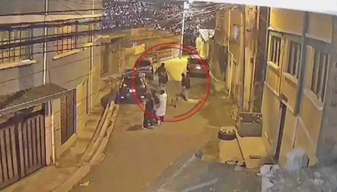 Video muestra el momento cuando una joven es rodeada y atracada por cinco antisociales
