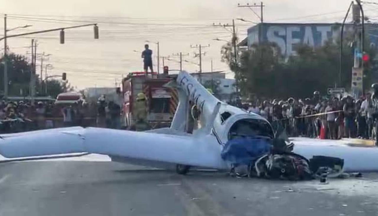 Video: cámara de seguridad captó el momento exacto de la caída de una avioneta sobre una avenida en Ecuador