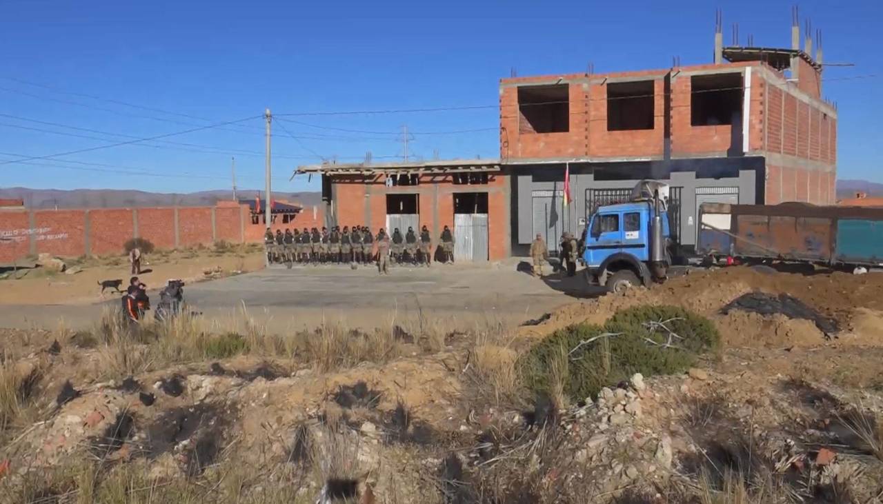 Comandante de las FFAA reporta que se desbloquearon de 15 a 20 puntos en la ruta La Paz - Oruro