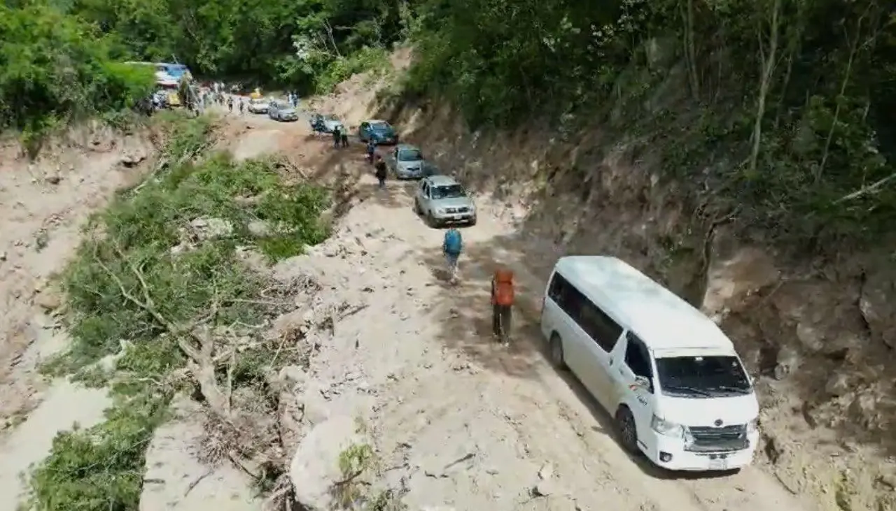 Ruta antigua Santa Cruz-Cochabamba: Habilitan una vía tras derrumbe en la zona de Chorro Viejo