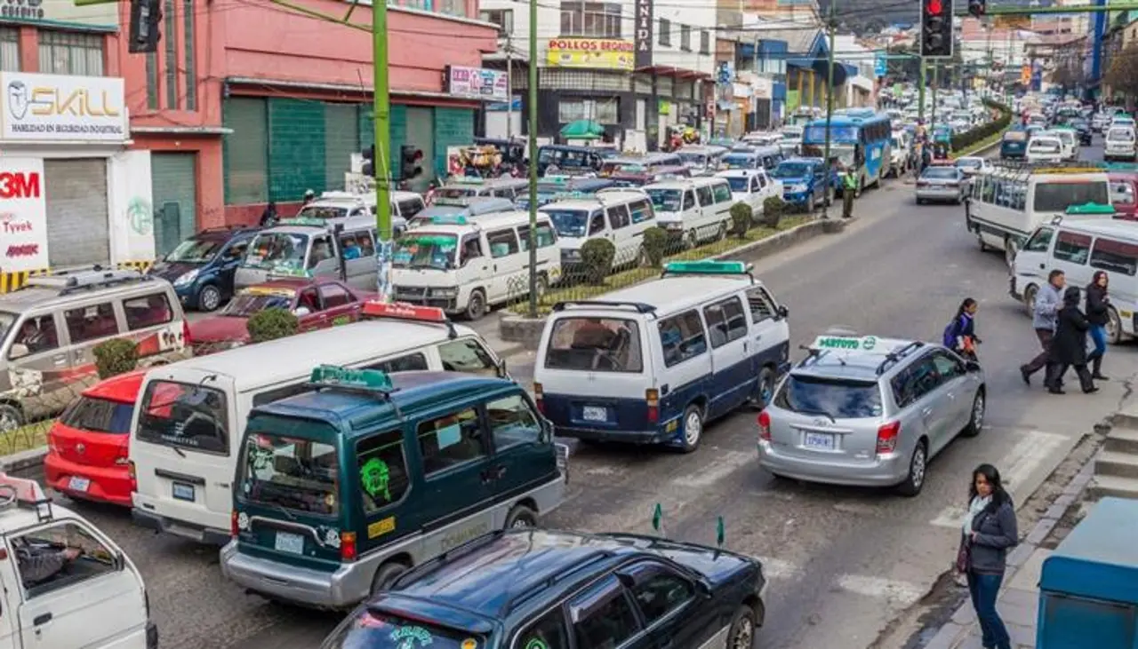 “Nos perjudica”: Choferes urbanos de La Paz rechazan el feriado del 2 de enero en Bolivia 