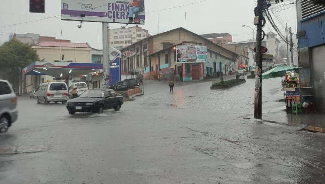 Intensa lluvia deja calles y avenidas inundadas en La Paz y El Alto 