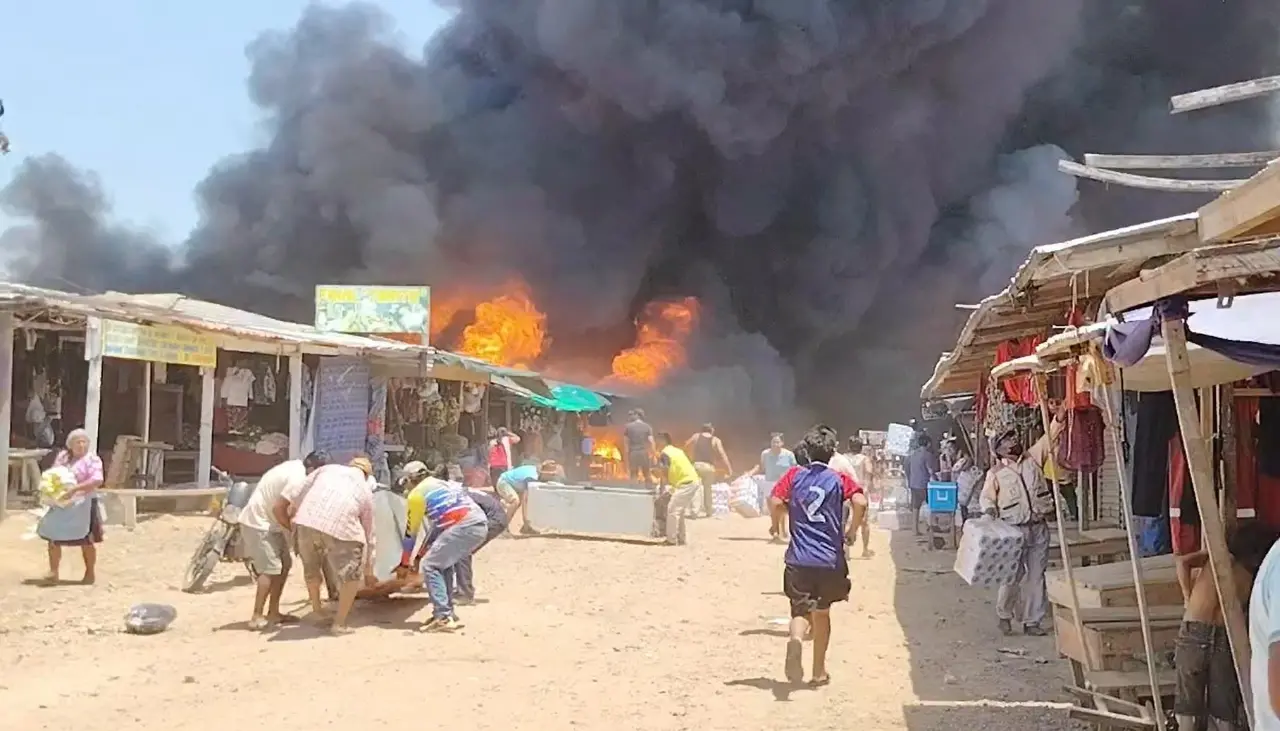 Incendio arrasa con cientos de casetas de una feria en Ascensión de Guarayos 