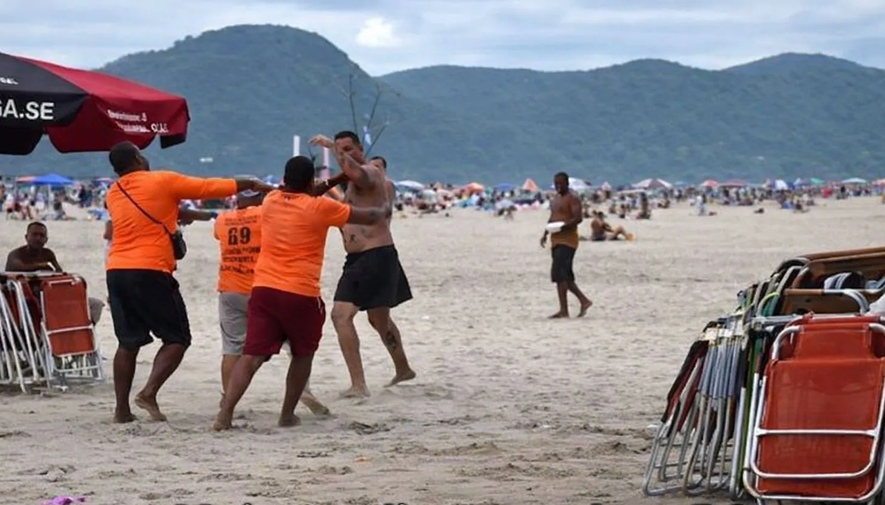 Video: Reclamó por el precio de un choclo y terminó recibiendo una golpiza de los vendedores