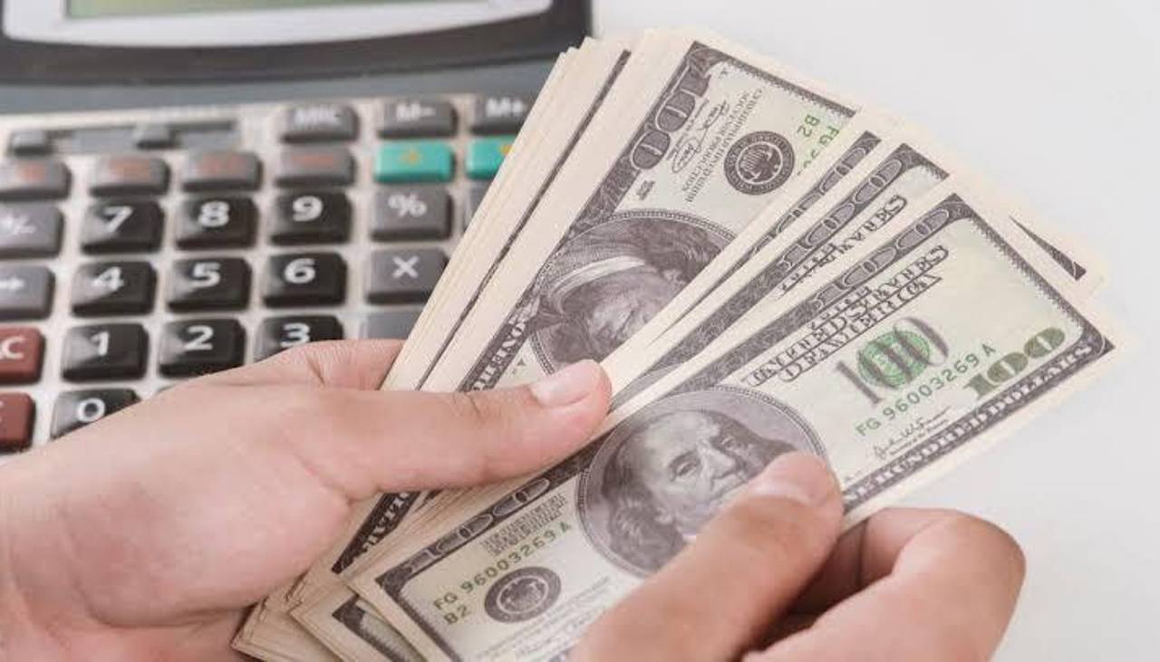 El dólar supera la barrera de los Bs 12 en el cierre de julio en Bolivia