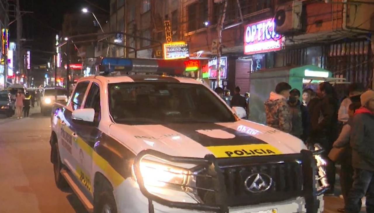 Una mujer con una pistola de juguete intentó robar una farmacia en El Alto y fue capturada por los vecinos