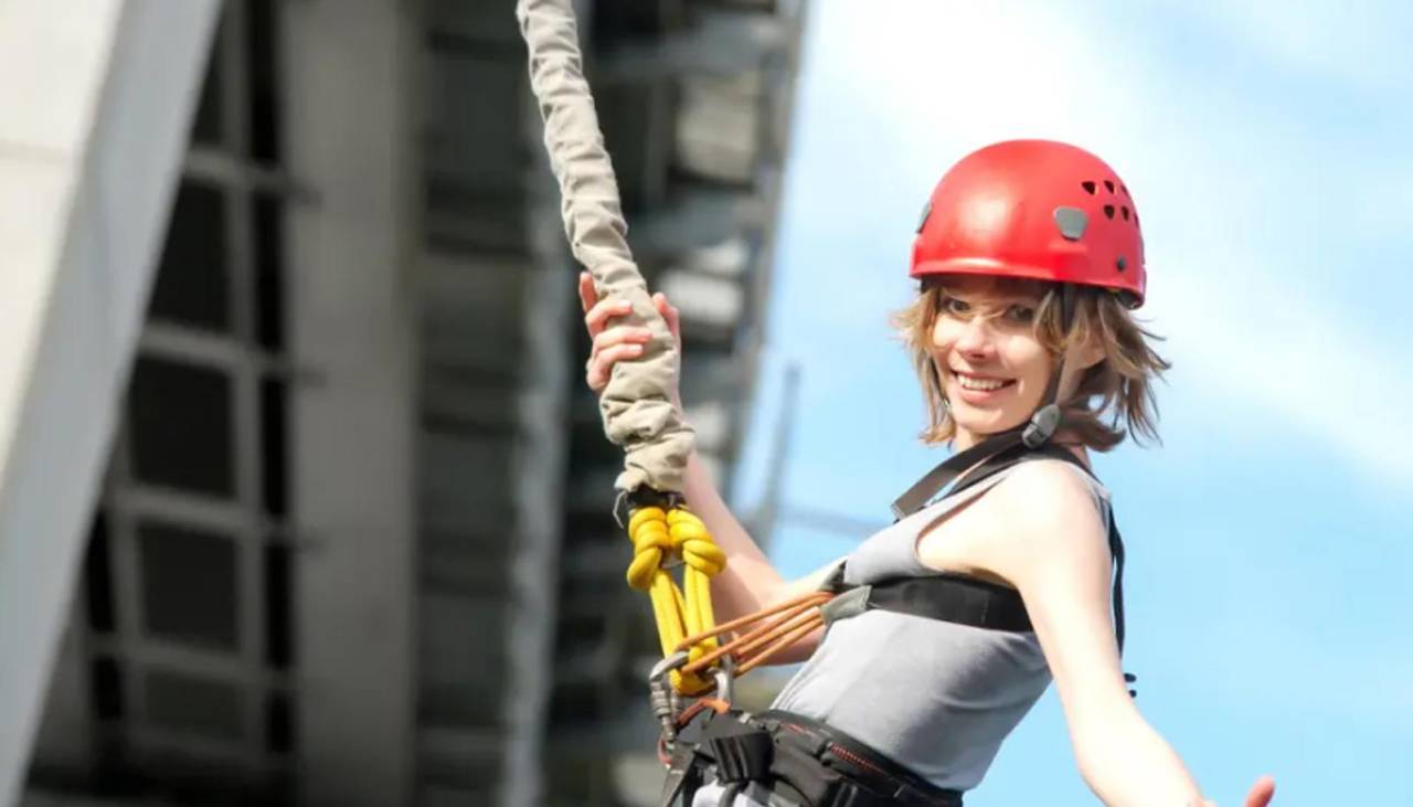 Se arrepintió de hacer un salto extremo, pero el instructor que la ayudaba reaccionó de una manera inimaginable 