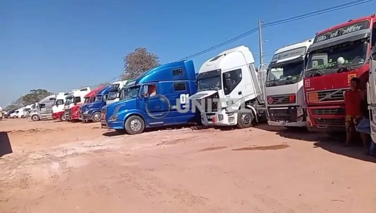 Conductores denuncian que más de 350 cisternas bolivianas esperan cargar combustible en Paraguay